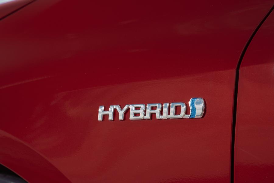 Логотип Toyota Corolla Hybrid 2018 года  (WW) (фото 18 из 61)